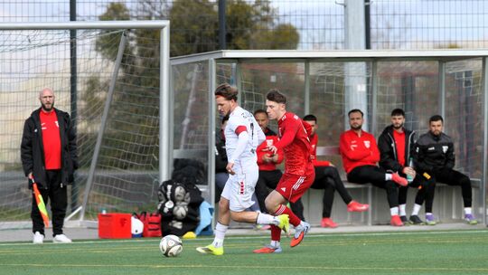Altrim Pajaziti (weißes Trikot) entschied mit seinem Treffer in der 87. Minute das Heimspiel gegen den TuS Asbach zugunsten des