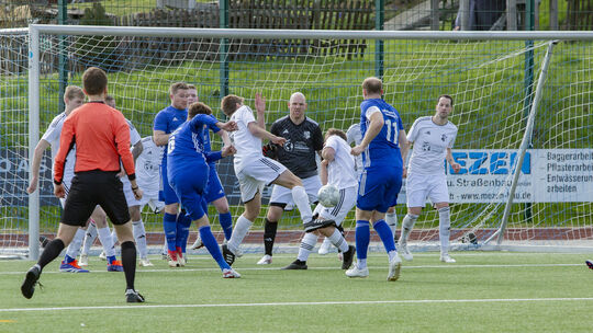 Doppeltorschütze Philipp Flaßhaar (links in Blau, Nummer 6 beim Schuss) war der Matchwinner für die SG Morshausen im Spitzenspie