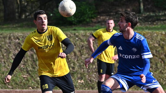 Die SG Gebhardshainer Land (in Blau Robin Stockschläder) gewann das wichtige Spiel gegen die Sportfreunde Schönstein (in Gelb Ph