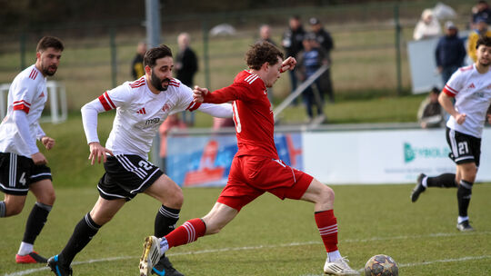 Starker Joker: Laubachs Youngster René Hanke (in Rot) auf dem Weg zu seinem zweiten Treffer, es war das 8:1 beim 8:2-Sieg der La