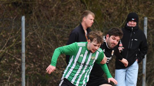 Der Bollenbacher SV II (grüne Trikots) setzte sich im Abstiegskampf gegen die SG Bergen/Berschweiler durch und ist jetzt punktgl