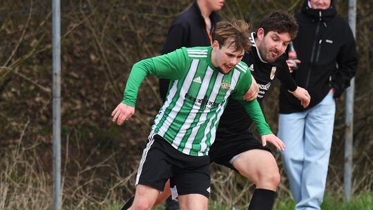 Der Bollenbacher SV II (grüne Trikots) setzte sich im Abstiegskampf gegen die SG Bergen/Berschweiler durch und ist jetzt punktgl