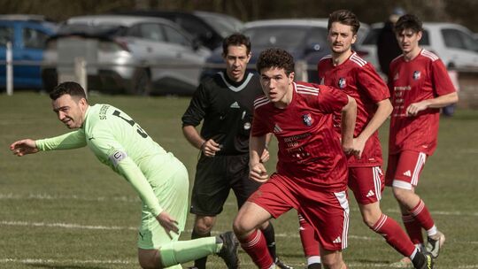 Auf in Richtung Tor: Die SG Merxheim/Monzingen/Meddersheim (rote Trikots) setzte in ihrem Heimspiel gegen die SG Guldenbachtal a