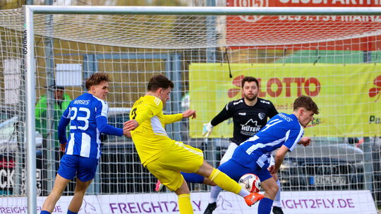 Kein Tor: Der Schuss von Kirchbergs Jannik Auler (in Gelb) wird vom Wirgeser Cedric Höber geblockt, Euan Williams-Noss (links) u