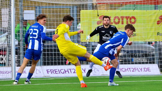 Kein Tor: Der Schuss von Kirchbergs Jannik Auler (in Gelb) wird vom Wirgeser Cedric Höber geblockt, Euan Williams-Noss (links) u