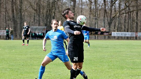 Robin Moosakhani, der hier den Ball galant mit der Brust stoppt, entschied das Spiel auf dem Müschenbacher Rasen durch seine bei