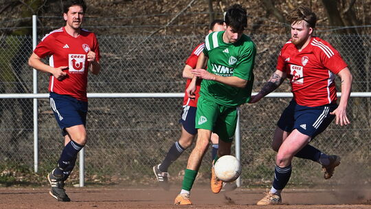 Honigsessens Marlon Schmidt (in Grün) erzielte beim Heimsieg gegen Ingelbach drei Treffer. Die Harbacher (in Rot) gewannen derwe
