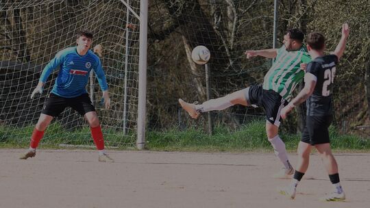 Klassetreffer von Florian Decker (Mitte). Der Angreifer des Bollenbacher SV hebt die Kugel über David Hebel im Kasten der SG Rha