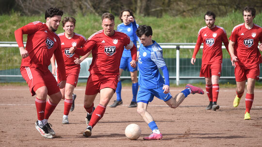 Auf dem Hartplatz in Staudernheim ließ die SG Disibodenberg (blaue Trikots) dem TSV Langenlonsheim/Laubenheim keine Chance und d