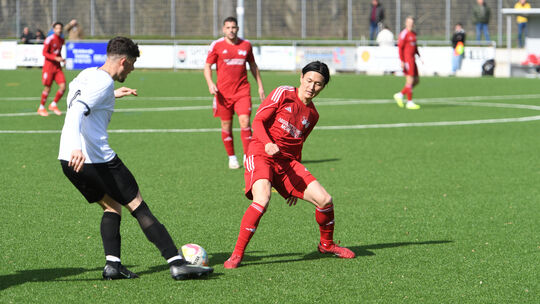 Masaya Omotezako (in Rot) war mit zwei Treffern der überragende Mann beim Sieg der SG Hundsangen gegen Vincent Schmidt (in Weiß)