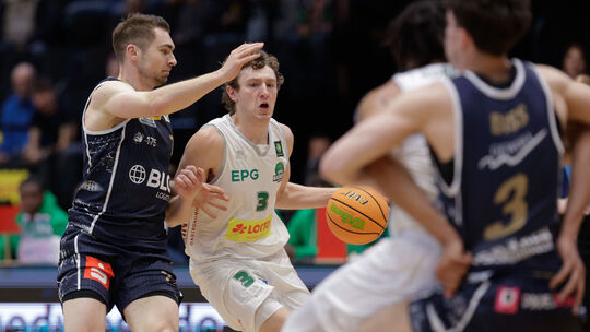 Für sein zweites technisches Foul wurde Calvin Wishart (am Ball) disqualifiziert, und danach lief bei den Koblenzern nicht mehr