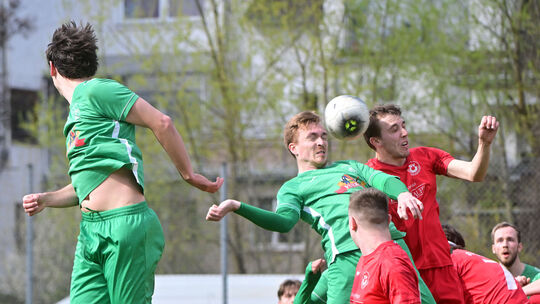 Nichts zu holen gab es für John Marc Schneider (in Grün, am Ball) und den SV Oberzissen bei der 2:6-Niederlage gegen den SV Unte
