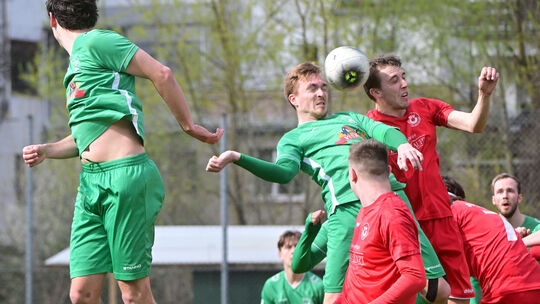 Nichts zu holen gab es für John Marc Schneider (in Grün, am Ball) und den SV Oberzissen bei der 2:6-Niederlage gegen den SV Unte