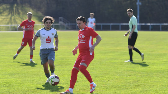 Spielertrainer Robin Reifenberg (vorn in Rot) war der Pechvogel bei der Augster Niederlage in Mülheim-Kärlich: Beim 2:6 sah Reif