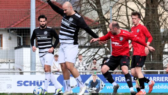 Im Spitzenspiel der Kreisliga B4 war SG Puderbach (rote Trikots) gegen den TV Mülhofen obenauf und siegte mit 3:0.