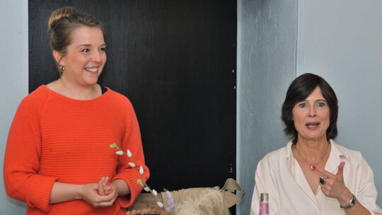 Auch in diesem Jahr kann Lucia Kranz (links) Kristina Hortenbach zu einer Lesung aus ihrem aktuellen Roman begrüßen. Auch in diesem Jahr kann Lucia Kranz (links) Kristina Hortenbach zu einer Lesung aus ihrem aktuellen Roman begrüßen.