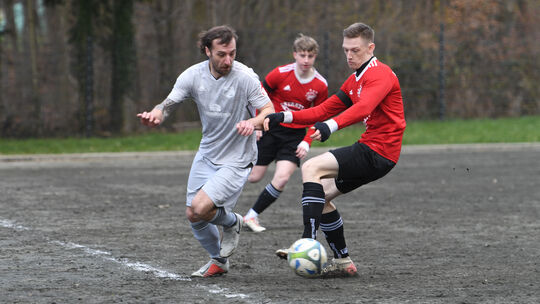 Tarek Braun (rechts) setzt sich hier im Mittelfeld gegen Burgschwalbachs Robin Pablo Hofbauer durch. Die TuS-Reserve erlitt in S
