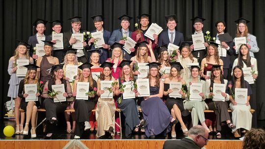 Großer Moment im Kirner Gesellschaftshaus: Die Abiturientinnen und Abiturienten des Gymnasiums Kirn nahmen im festlichen Rahmen