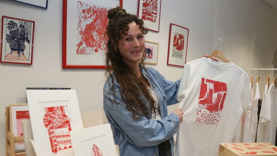 Louisa Schmitz präsentierte beim "Marktplatz der Künste" in Ettringen ihre Linoldrucke.