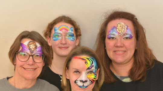 Vier Gesichter, vier Ideen: Stolz präsentieren diese Workshop-Teilnehmerinnen die Kunstwerke in ihren Gesichtern.