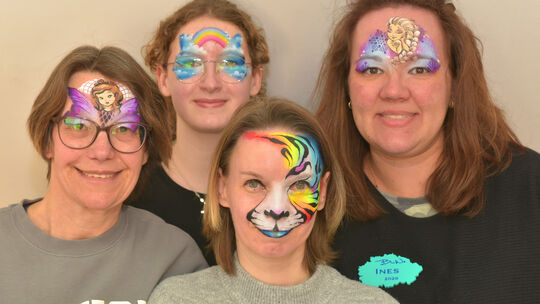 Vier Gesichter, vier Ideen: Stolz präsentieren diese Workshop-Teilnehmerinnen die Kunstwerke in ihren Gesichtern.