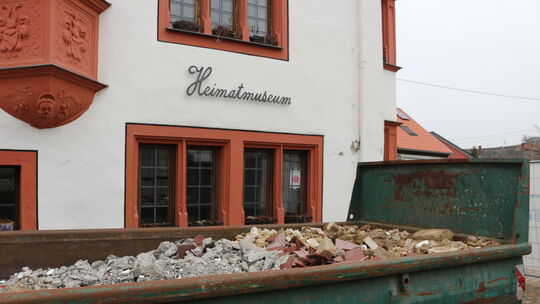 Umbau und Sanierung des Priorhofs sind fast fertig. Vor der Eröffnung muss nun jedoch noch die Fläche vor dem neuen Eingang und