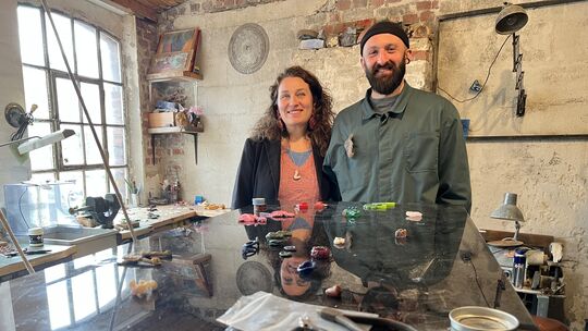 Tatjana Giorgadse und Levan Jishkariani waren zum ersten Mal bei den Offenen Werkstätten dabei. Die beiden Schmuckkünstler mit g