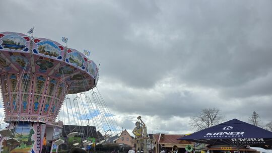 So langsam fühlte sich der Platz, auch wenn der Himmel noch etwas grau war.