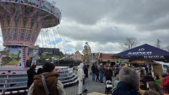 So langsam fühlte sich der Platz, auch wenn der Himmel noch etwas grau war.