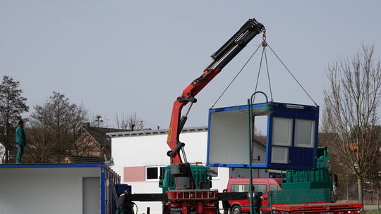 Wo jahrelang Container standen, soll nun ein Bürgerhaus hin. Aber erst mit dem Abbau der Container kam der Ortsbeirat mit seiner
