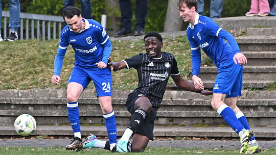 Die SG Mudersbach/Brachbach (in Blau) musste sich gegen den FSV Gerlingen (in Schwarz) geschlagen geben.