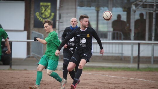 Eine klare Angelegenheit war das Derby zwischen dem SV Göttschied II (schwarze Trikots) und dem TuS Hintertiefenbach. 8:1 gewann