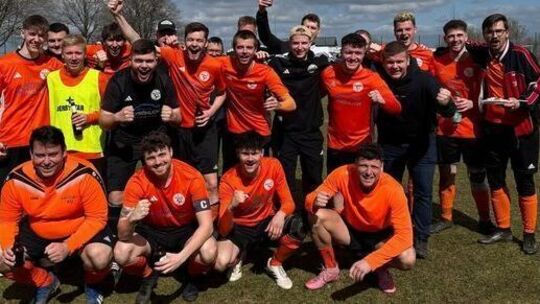 Jubel bei der SG Brohlbachtal II nach dem ersten Saisonsieg in der C Staffel 11 beim 3:0 gegen den TuS Hausen II.