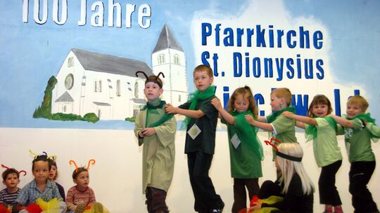 Anlässlich des 100-jährigen Bestehens der Pfarrkirche Kirchwald entstand dieses Foto. Nun sollen die Kita-Kinder zeitweise in di Anlässlich des 100-jährigen Bestehens der Pfarrkirche Kirchwald entstand dieses Foto. Nun sollen die Kita-Kinder zeitweise in di