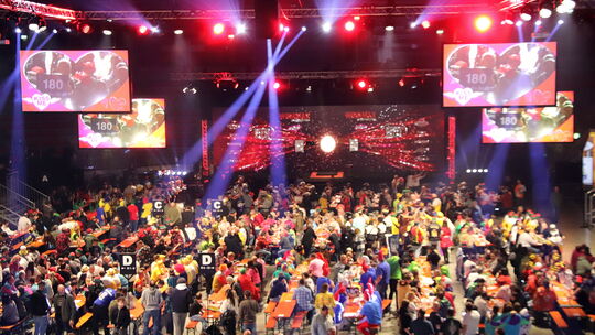 Eine proppenvolle Arena am Ring: 3800 Fans bedeuten neuen Rekord beim Darts-Festival.