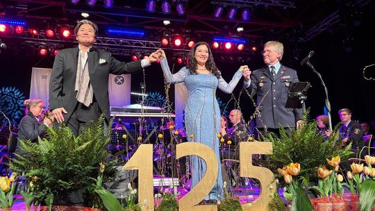 Der Tenor Max An und die Sopranistin Elena So (hier gemeinsam mit Dirigent Christoph Becker) waren zwei musikalische Gäste, die