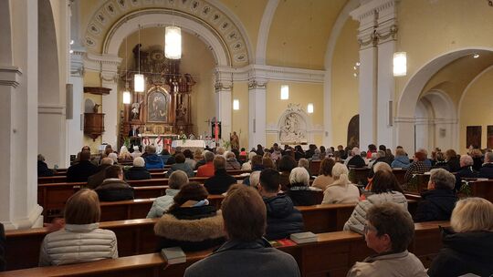 Zurück an vertrautem Ort - die Gläubigen in St. Johannes.