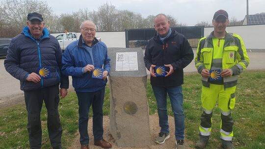 Ein Basaltstein mit Infotafel zeigt den Weg in Nettesürsch zum Eifel-Camino. Darüber freuen sich (von links) Erich Heinrich, Ehr Ein Basaltstein mit Infotafel zeigt den Weg in Nettesürsch zum Eifel-Camino. Darüber freuen sich (von links) Erich Heinrich, Ehr