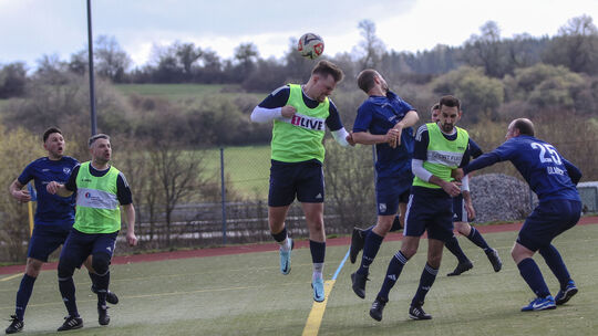 In gelben Leibchen gewann der FC Demerath das Derby in der C Staffel 12 beim SV Ulmen II und tauschte mit dem Lokalrivalen die T