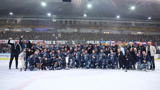 Vor 2108 Zuschauern im Icehouse sicherte sich der EHC Neuwied die Titelverteidigung in der CEHL, schlug Gegner Den Haag mit 3:2