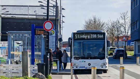 Ein Stadtbus der Linie 5 steht am ICE-Bahnhof Limburg, um zum ZOB Süd in die Innenstadt zu fahren.
