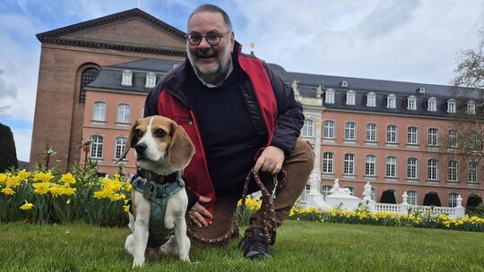 Der Autor mit seiner Beagle-Hündin Sally. Sally hat zweieinhalb Jahre in einem Versuchslabor gelebt, bevor sie entlassen und an