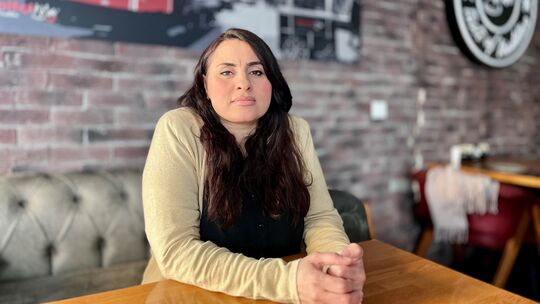 Amanda Dogru sitzt in ihrem Café in der Innenstadt, in dem Mitte November 2025 der Strom abgestellt worden ist.