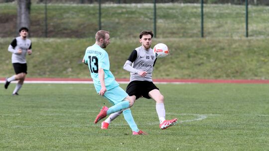 Mario Möllendick (links) klärt in dieser Szene den Ball vor dem Ex-Lahnsteiner Adrian Ditler.