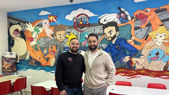 Freuen sich über den Erfolg ihres Unternehmens: Rabea Al-Malliji 
und Vedat Aslan vor ihren Porträts im Anime-Stil.