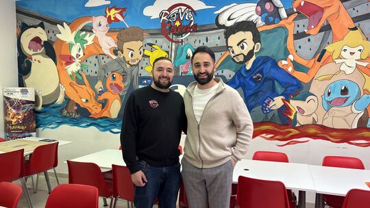 Freuen sich über den Erfolg ihres Unternehmens: Rabea Al-Malliji 
und Vedat Aslan vor ihren Porträts im Anime-Stil.