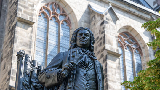Johann Sebastian Bach wurde am 31. März 1685 geboren. Hier im Bild: das Denkmal für Johann Sebastian Bach auf dem Hof der Thomas