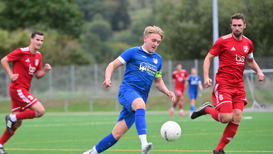 Ab Sommer wird Leo Welter (in Blau) das Trikot der SG 99 Andernach tragen, der Kapitän des SC Bad Bodendorf hat sich zum Wechsel