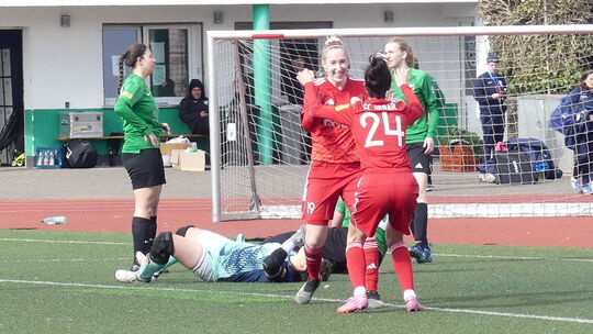 Vorlagengeberin Emily Reuschenbach (Nummer 24) bejubelt mit Doppel-Torschützin Franziska Becker das entscheidende 3:1 für den FC