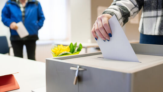 Eine Frau wirft ihren Stimmzettel ein (Symbolbild)